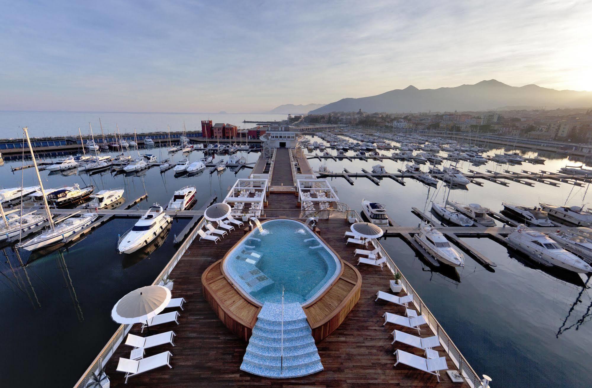 Yacht Club Marina Di Loano Hotel Kültér fotó